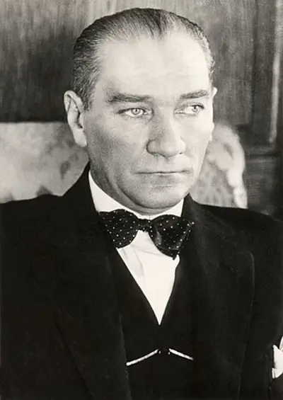 1919 mustafa kemal ataturk lands at samsun on the anatolian black 05 19