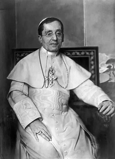 1920 in rome pope benedict xv canonizes joan of arc