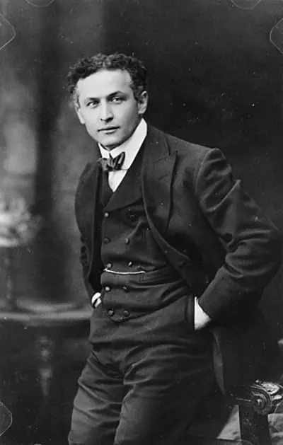 Harry Houdini performs his greatest feat, spending 91 minutes underwater in a sealed tank before escaping.
