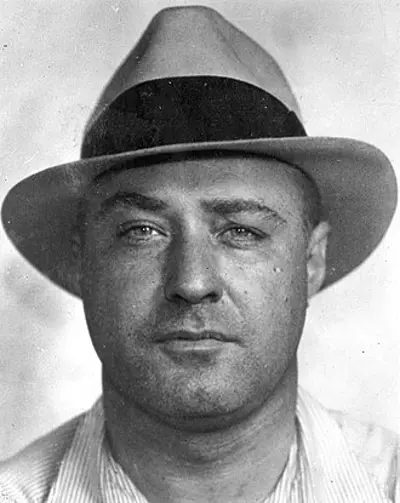1933 as gangster machine gun kelly surrenders to the fbi he shou 09 26