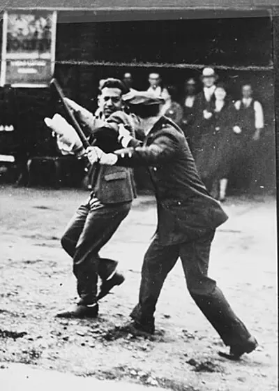 1934 bloody thursday the police open fire on striking longshor 07 05