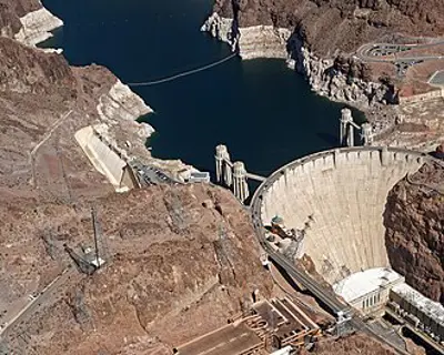 1935 the hoover dam astride the border between the u.s
