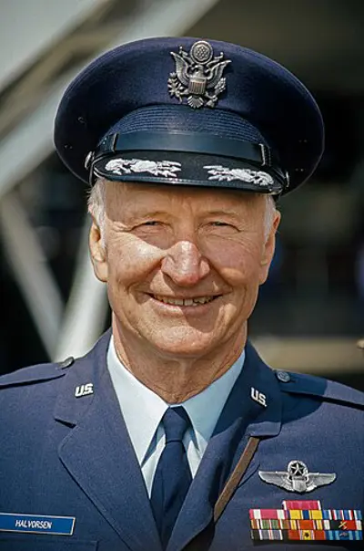 1948 gail halvorsen officially starts parachuting candy to childr 09 22