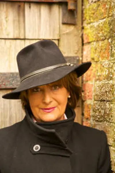 1949 minette walters english journalist and author 09 26