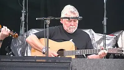 1950 simon nicol english singer songwriter guitarist and produ 10 13
