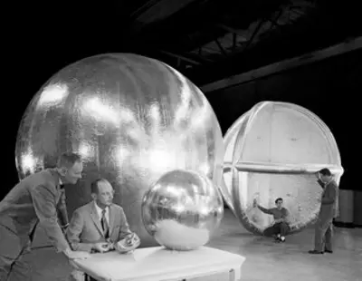 1960 echo 1a nasas first successful communications satellite i 08 12