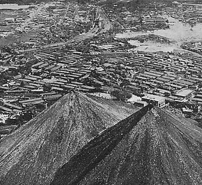 1966 a coal tip fell on the village of aberfan wales killing 14 10 21