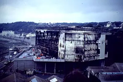 1973 a flash fire kills 50 people at the summerland amusement cen 08 02