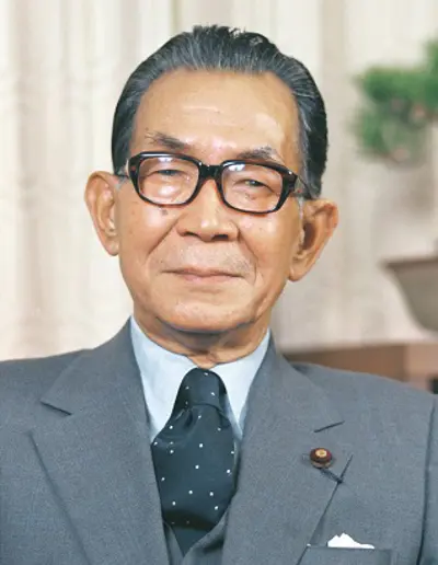 1975 takeo miki makes the first official pilgrimage to yasukuni s 08 15