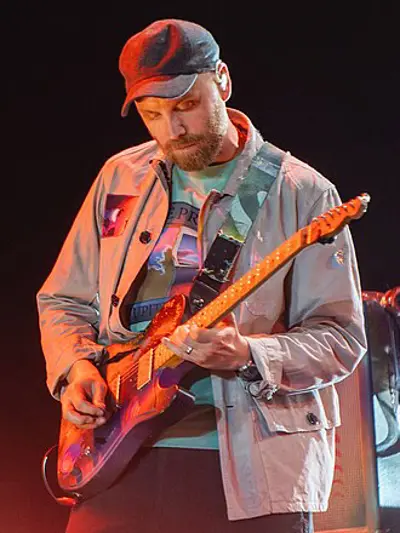 1977 jonny buckland welsh guitarist 09 11
