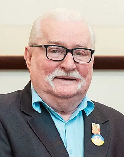 1980 lech waesa leads strikes at the gdansk poland shipyards