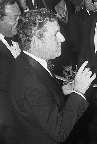 1982 kenneth more english actor born 1914 07 12