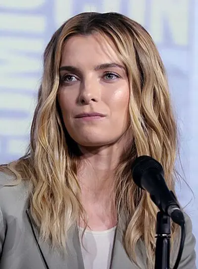 1986 betty gilpin american actress 07 21