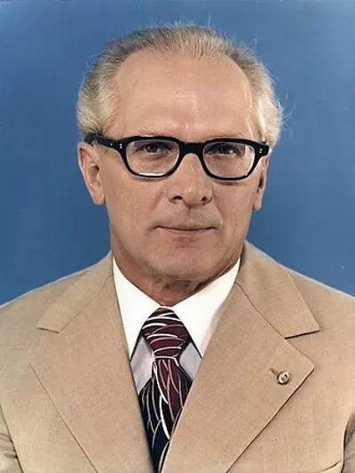 1989 the east german politburo votes to remove erich honecker fro 10 17