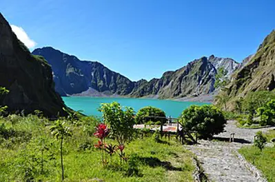 1991 mount pinatubo erupts generating an ash column 7 kilometres 06 07