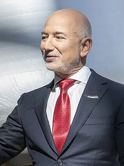 1994 jeff bezos founds amazon