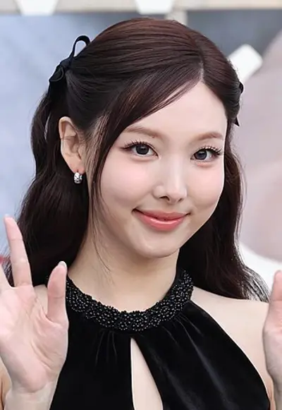 1995 nayeon south korean singer 09 22