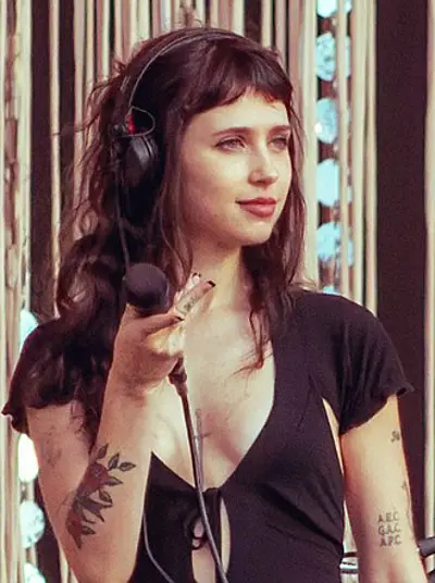 1998 clairo american singer songwriter 08 18