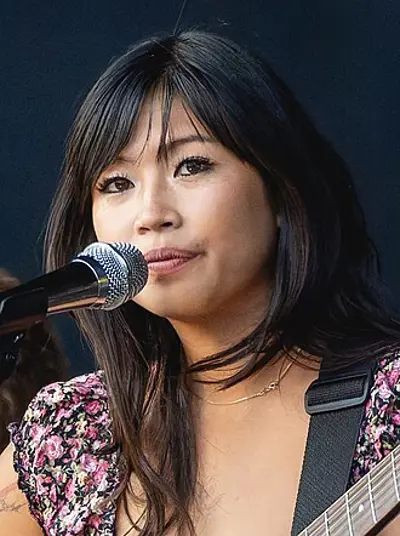 2000 beabadoobee filipino singer songwriter 06 03