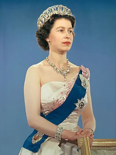 2006 queen elizabeth ii unveils the new zealand war memorial in l 11 11