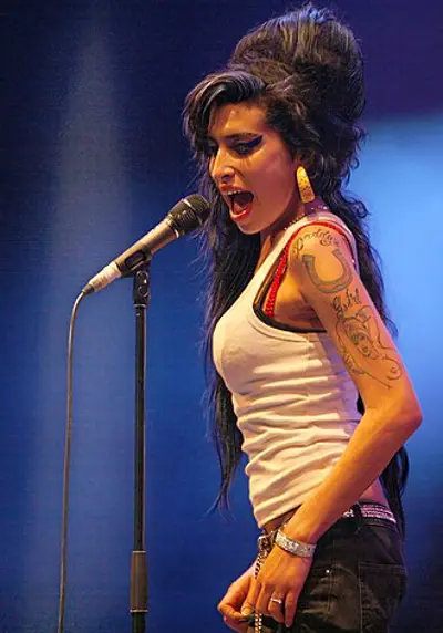 2011 amy winehouse english singer songwriter born 1983 07 23