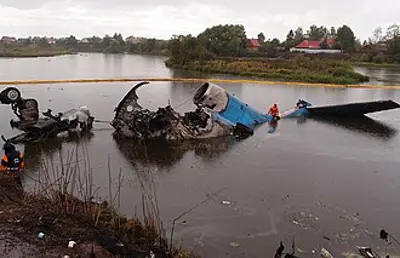 2011 the lokomotiv yaroslavl plane crash in russia kills 43 peopl 09 07
