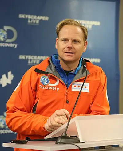2013 nik wallenda becomes the first man to successfully walk acro 06 23