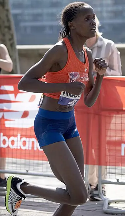 2019 kenyan brigid kosgei sets a new world record for a woman run 10 13