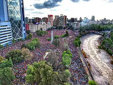 2019 riots in chiles capital santiago escalate into open battles 10 18