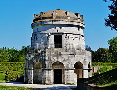 475 orestes took control of ravenna the capital of the western 08 28